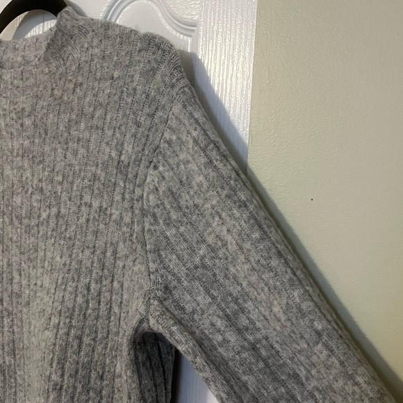 Uniqlo Gray Mock neck Sweater - Picture 3 of 9